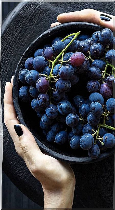 bowl of black grapes